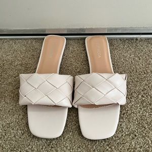*BRAND NEW* Basket Weave Neutral Flat Sandals